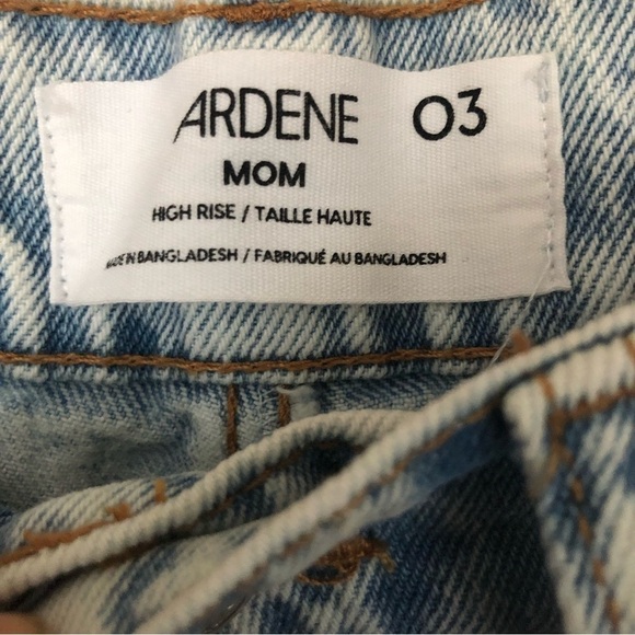 High Rise High Waist Light Wash Distressed Mom Jeans Size 26 - Picture 8 of 16